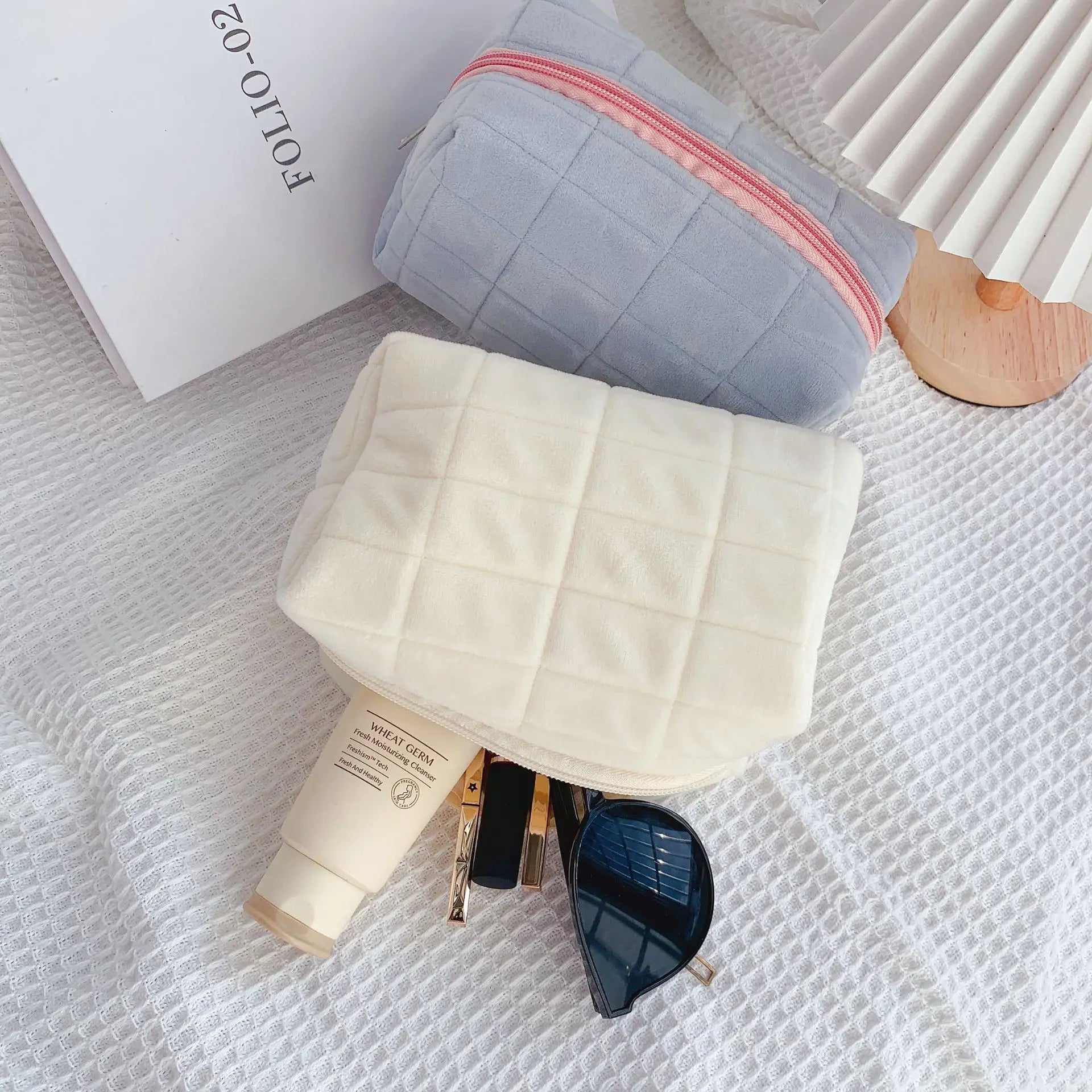 Cosmetic Storage Bag, Perfect for Students And Women for Travel Storage,Vacation Organizers, And Large-Capacity Cosmetic Cases.